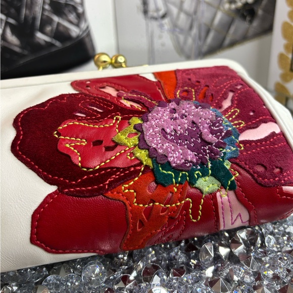 Coach 05’ poppy floral appliqué vintage RARE Poppy for Peace Kisslock EUC - Picture 4 of 16